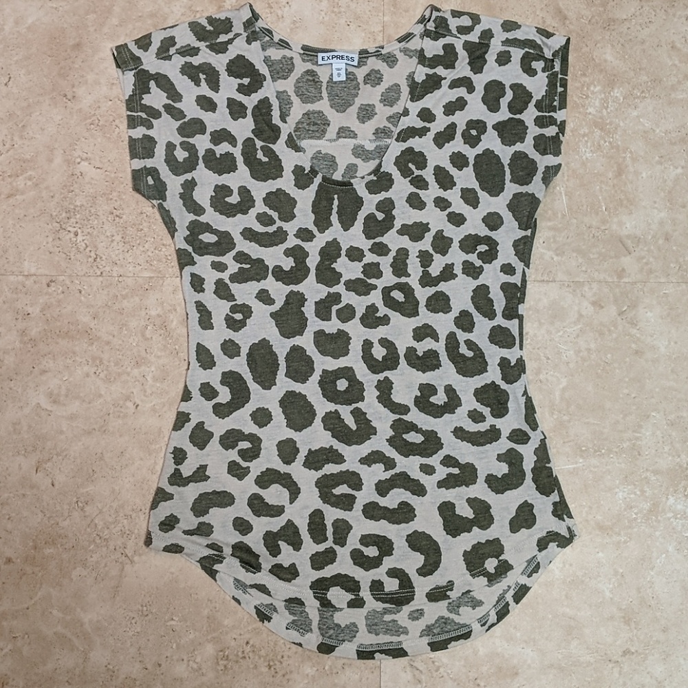Cream and olive green leopard print tee